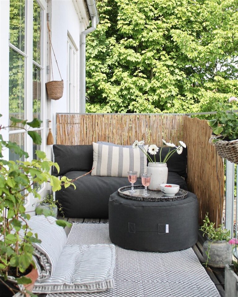Scandinavian Style Balcony: Minimalistic and Cozy