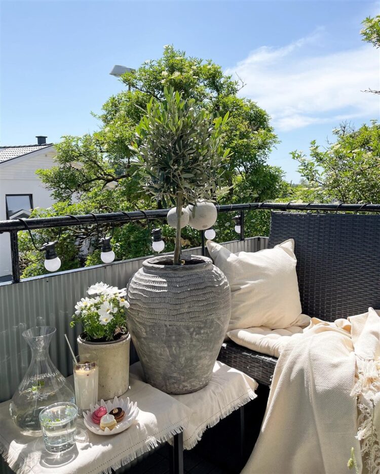 Scandinavian Style Balcony: Minimalistic and Cozy